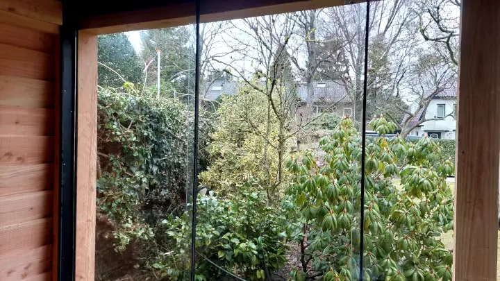 Nieuwe houten kozijnen en deuren plaatsen